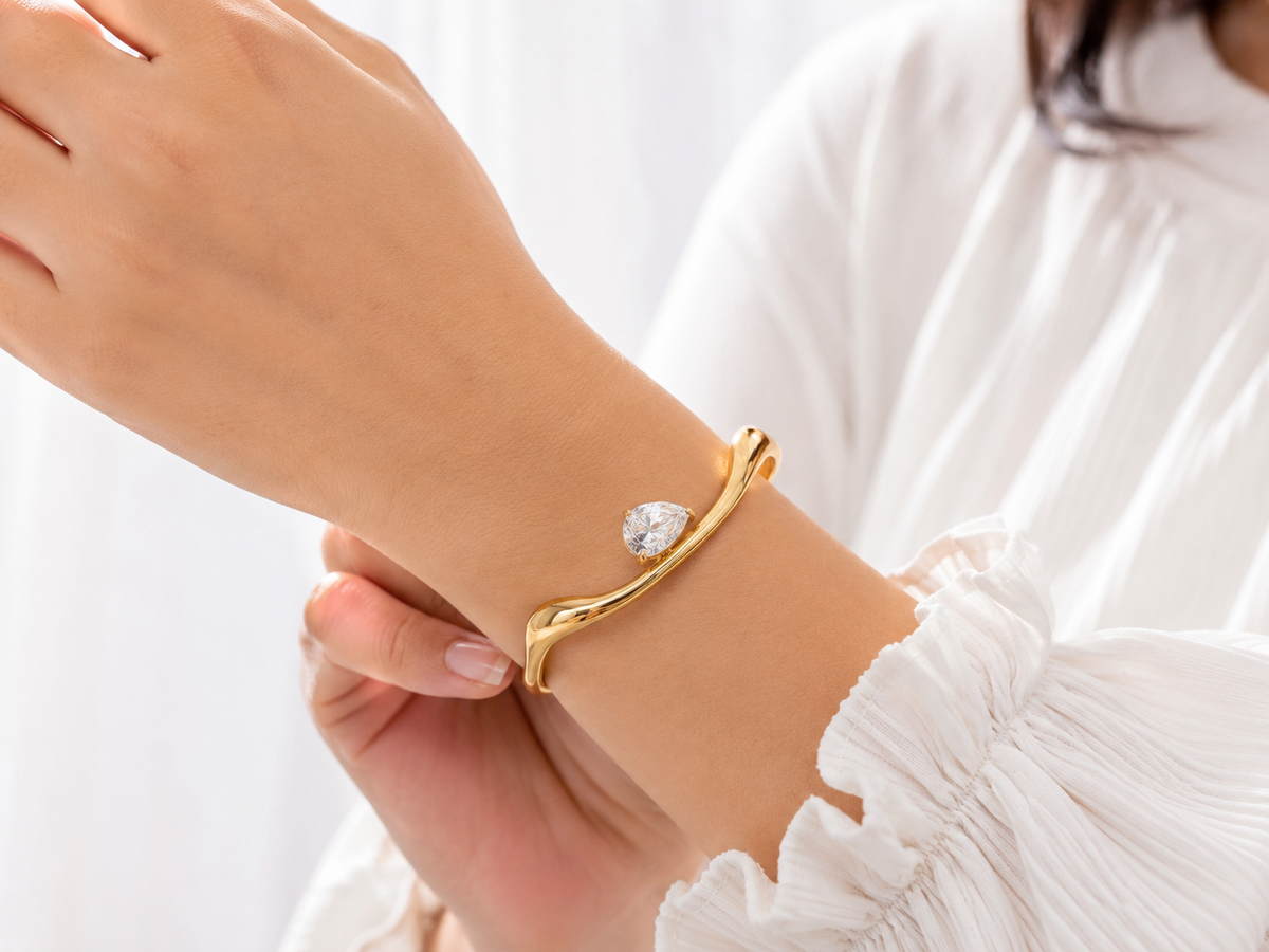 Anti tarnish single stone wavy bracelet