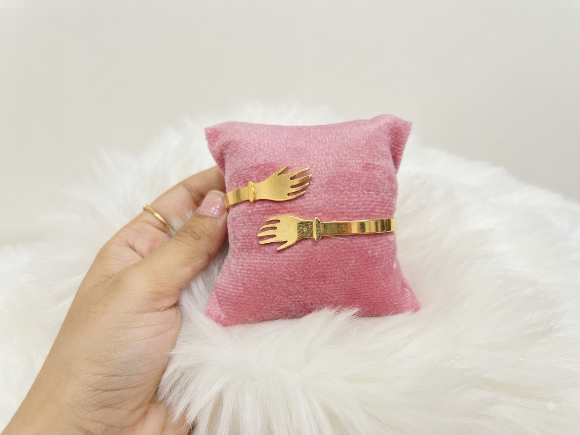 Beautiful anti tarnish hug bracelet