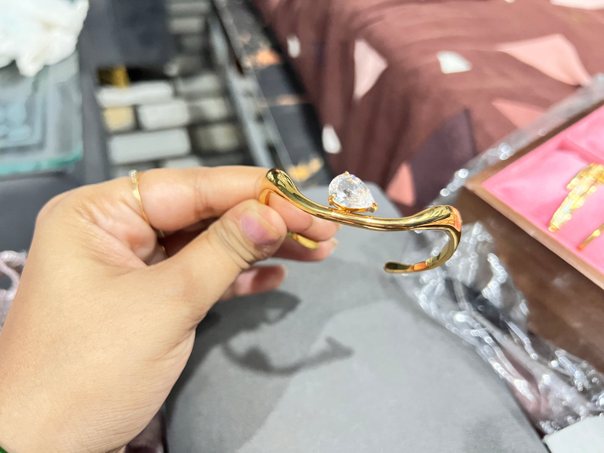 Anti tarnish single stone wavy bracelet