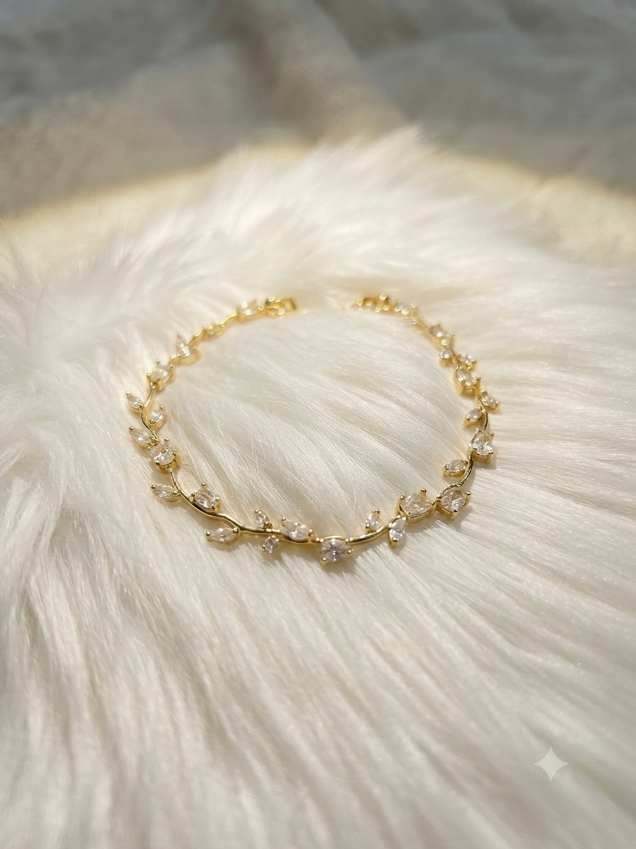 White crystal stone adjustable anti tarnish tulip bracelet