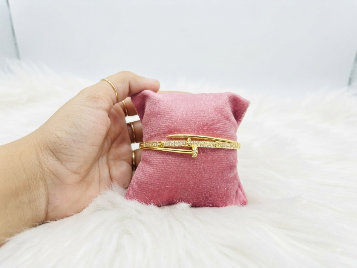 Beautiful anti tarnish nail brace golden